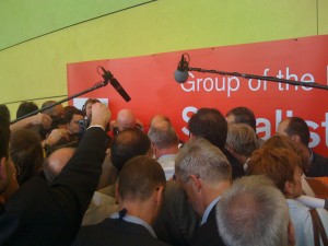 Barroso kdesi ukryt v davu novinářů po zkončení jeho slyšení na našem poslaneckém klubu. 